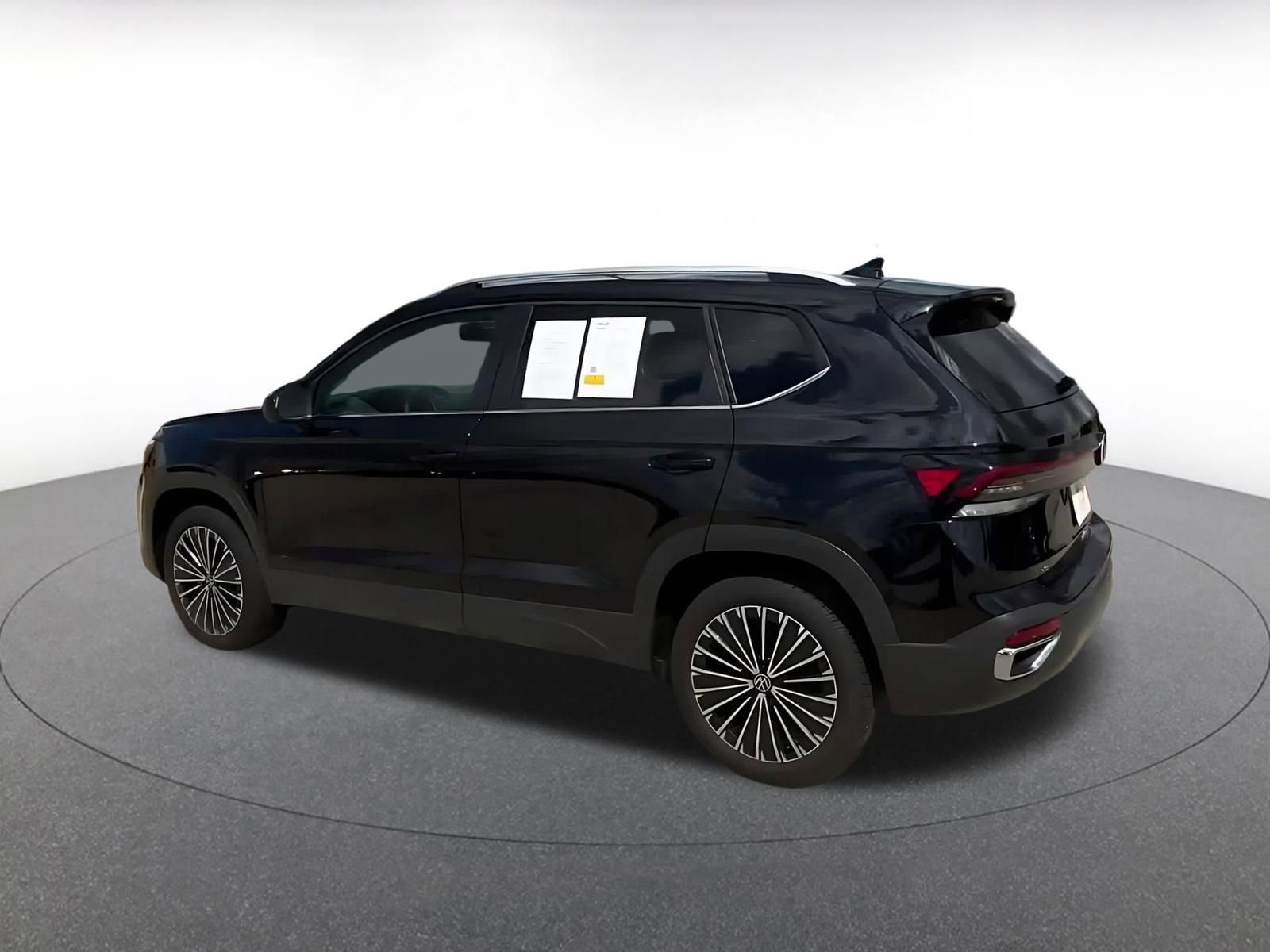 Used 2025 Volkswagen Taos SE FWD image 10