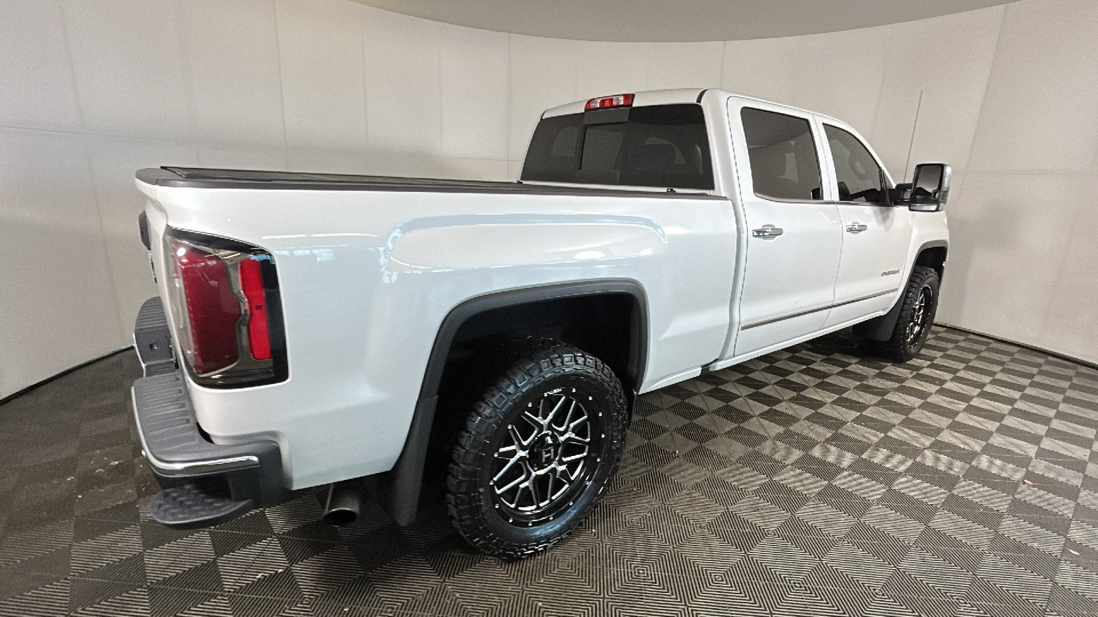 Used 2018 GMC Sierra 1500 SLT AWD/4WD image 3