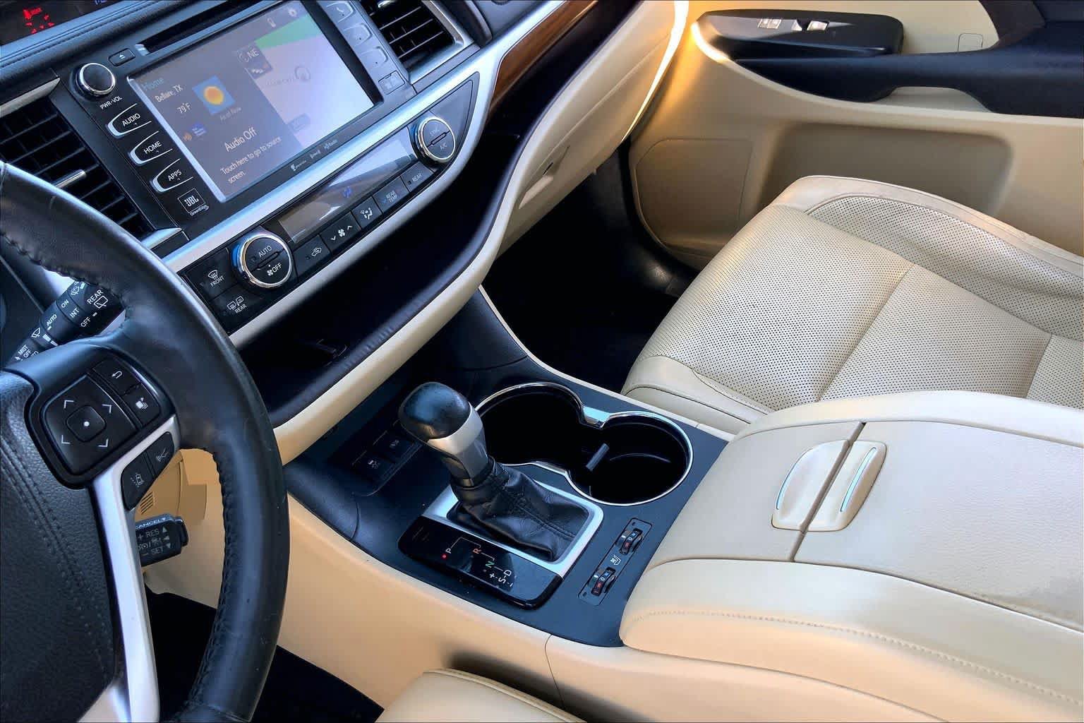 Used 2018 Toyota Highlander Limited Platinum FWD image 16