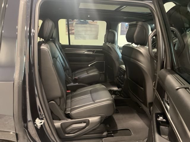 New 2025 Jeep Wagoneer Series II w/ Convenience Group I AWD/4WD image 17