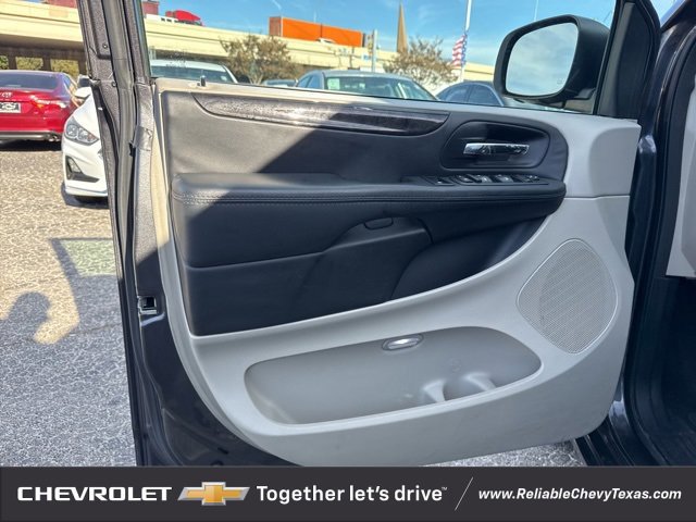 Used 2018 Dodge Grand Caravan SE w/ UConnect Hands-Free Group image 20