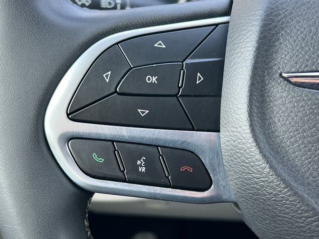 Used 2023 Chrysler Pacifica Touring-L FWD image 21