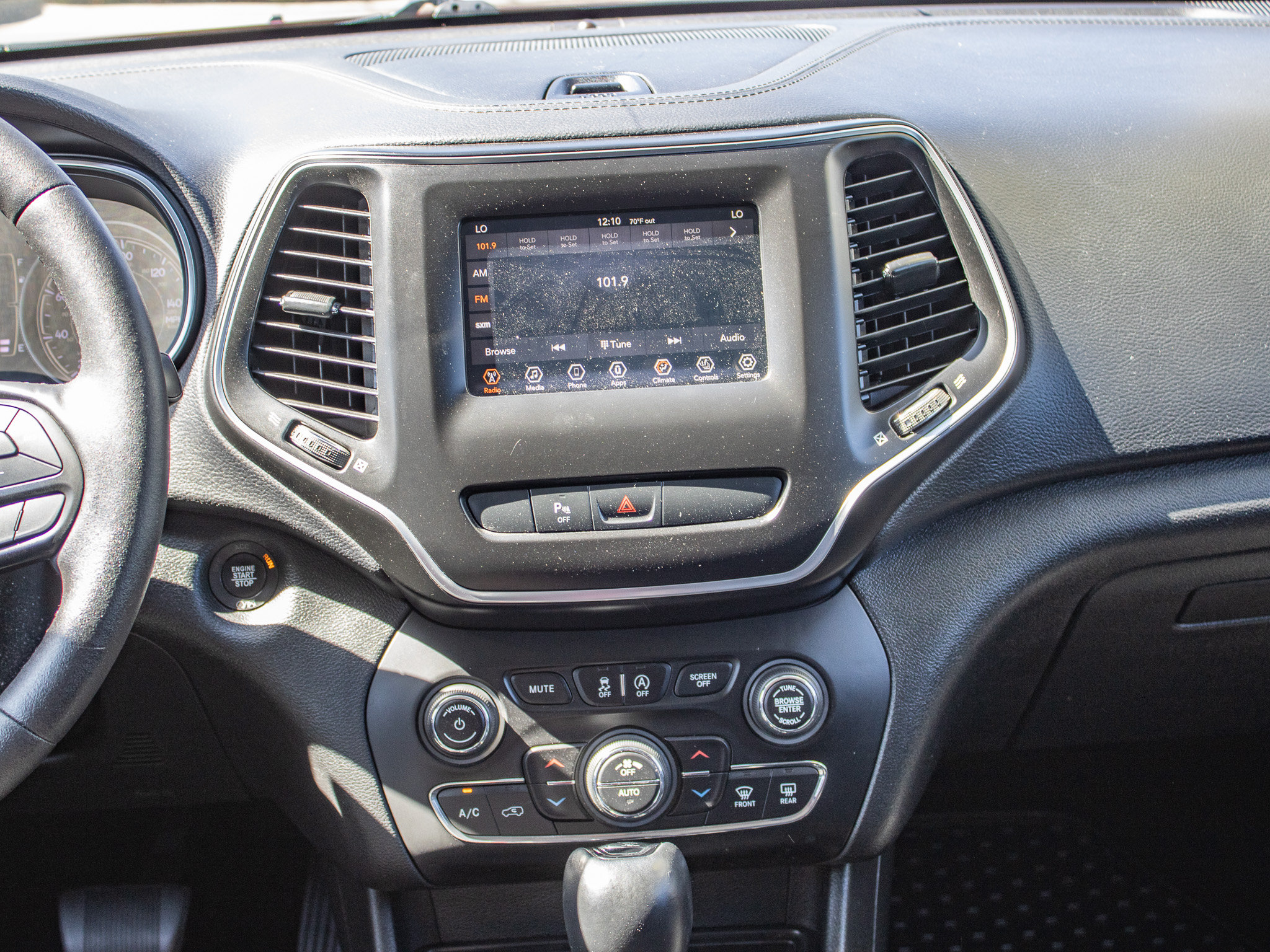 Used 2019 Jeep Cherokee Latitude Plus AWD/4WD image 23