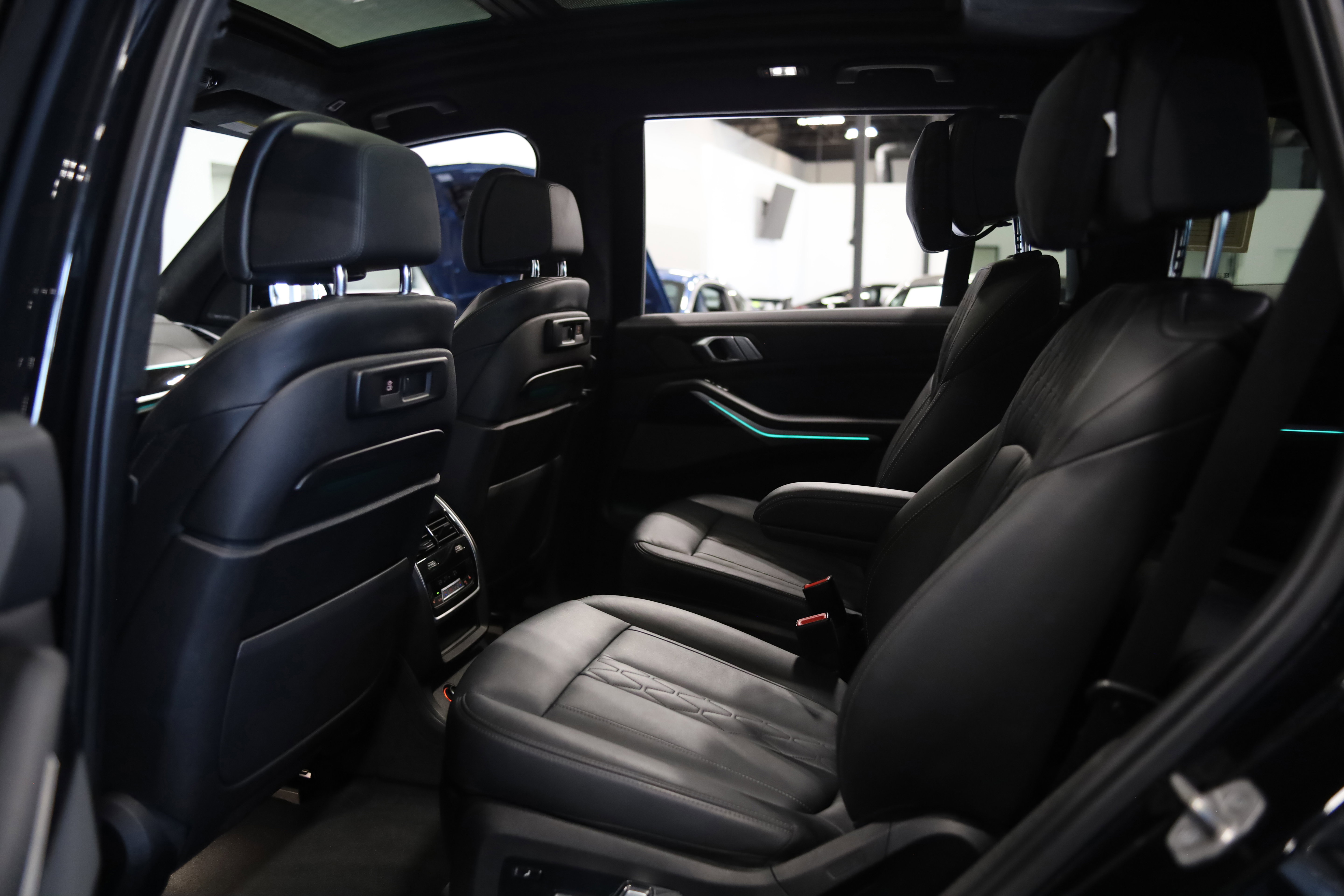 Used 2022 BMW X7 M50i w/ Dynamic Handling Package image 33