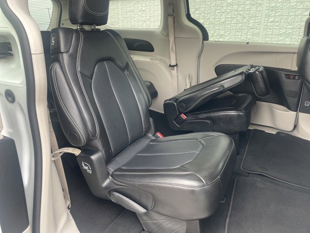 Used 2024 Chrysler Pacifica Touring-L image 17