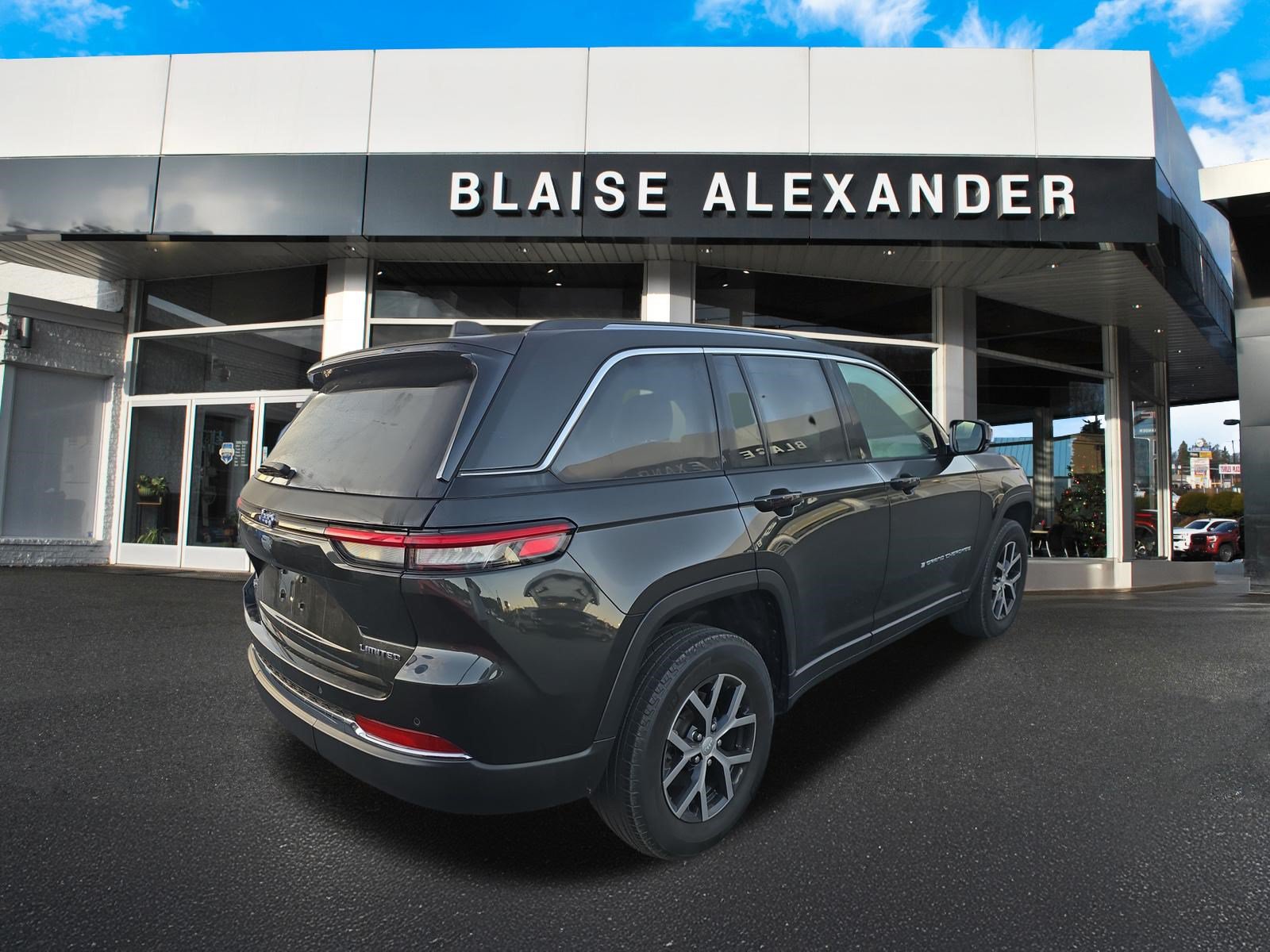 Used 2023 Jeep Grand Cherokee Limited AWD/4WD image 3