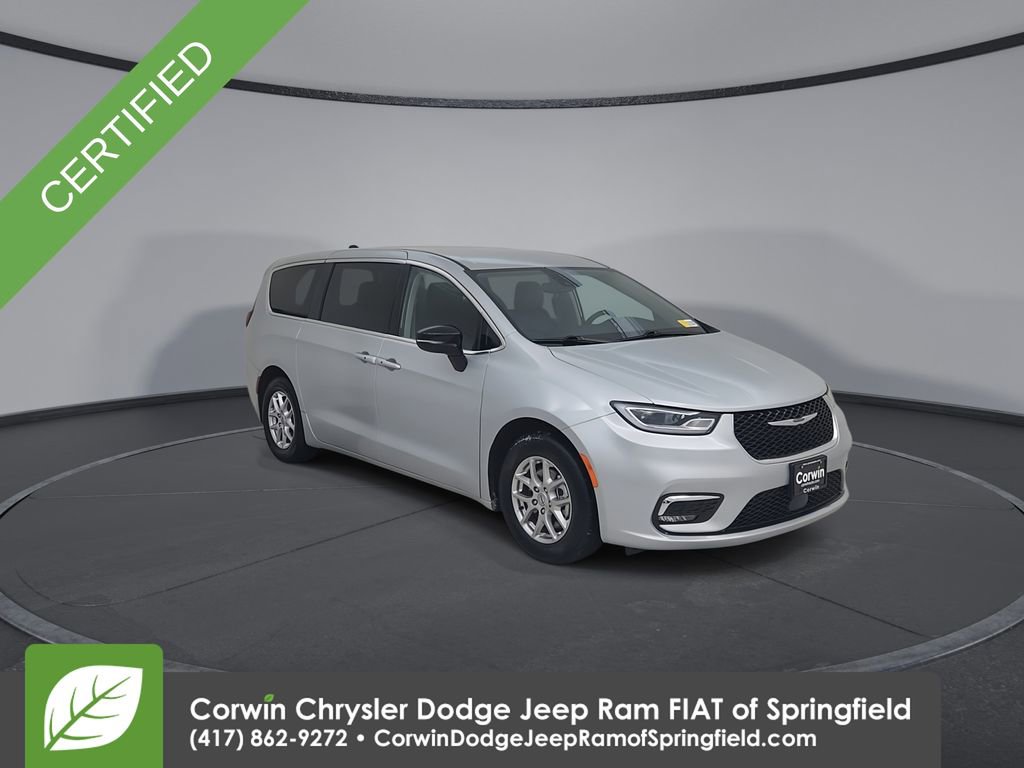 Used 2024 Chrysler Pacifica Touring-L image 3