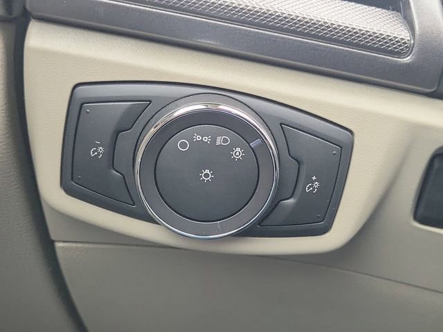 Used 2018 Ford Fusion SE w/ Fusion SE Technology Package FWD image 9