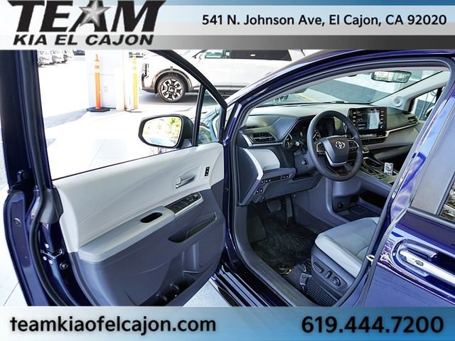 Used 2024 Toyota Sienna Limited image 38