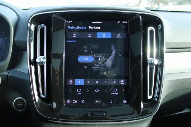 Used 2025 Volvo XC40 B5 Plus image 22