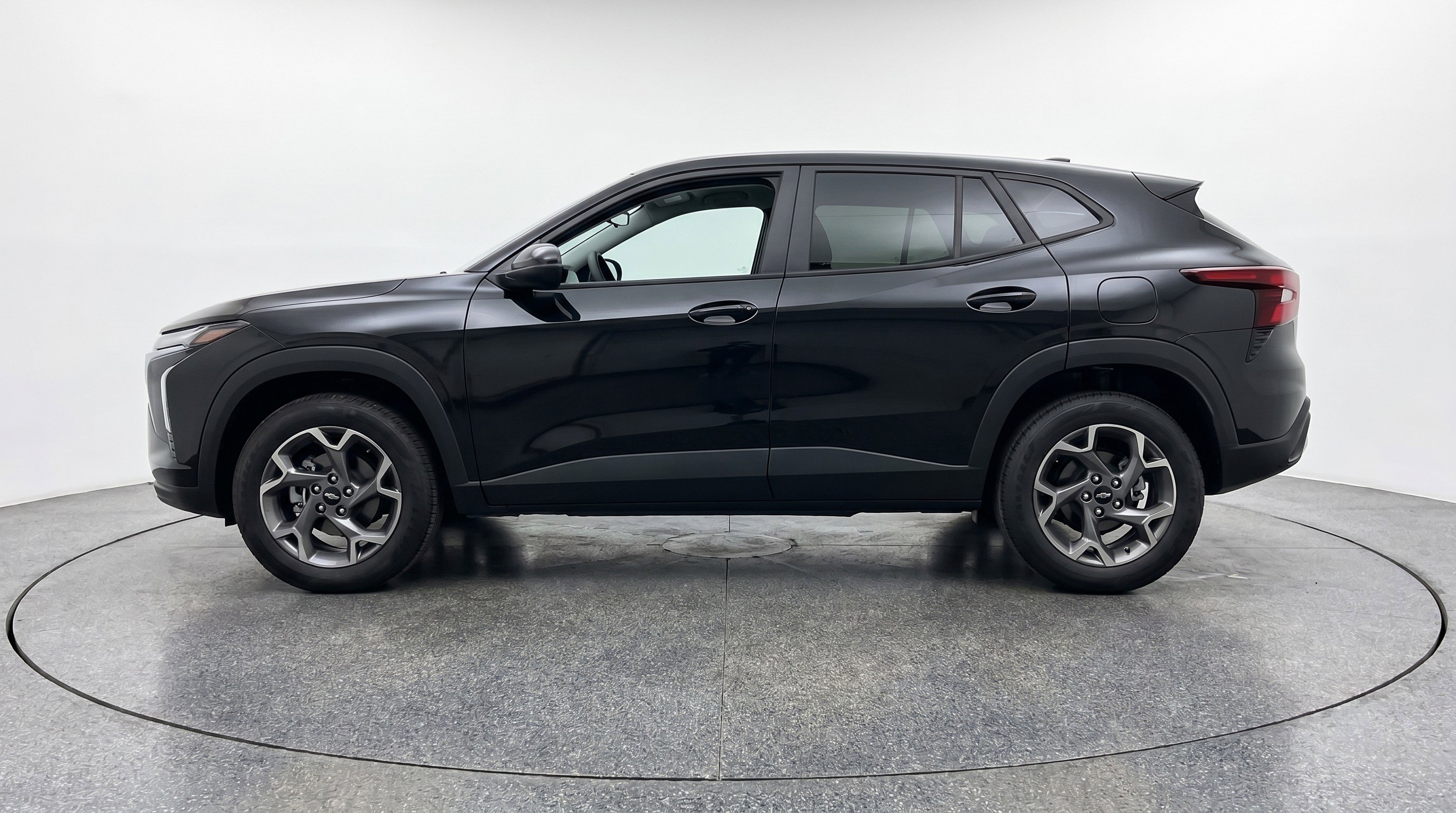 Used 2025 Chevrolet Trax LT FWD image 5