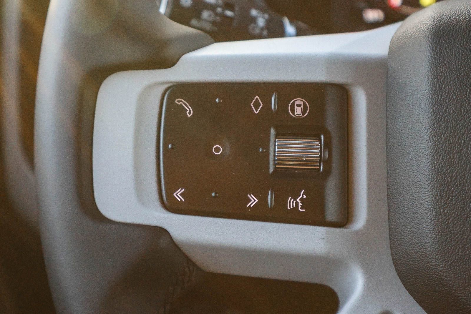 New 2026 Land Rover Defender 110 X-Dynamic SE image 38