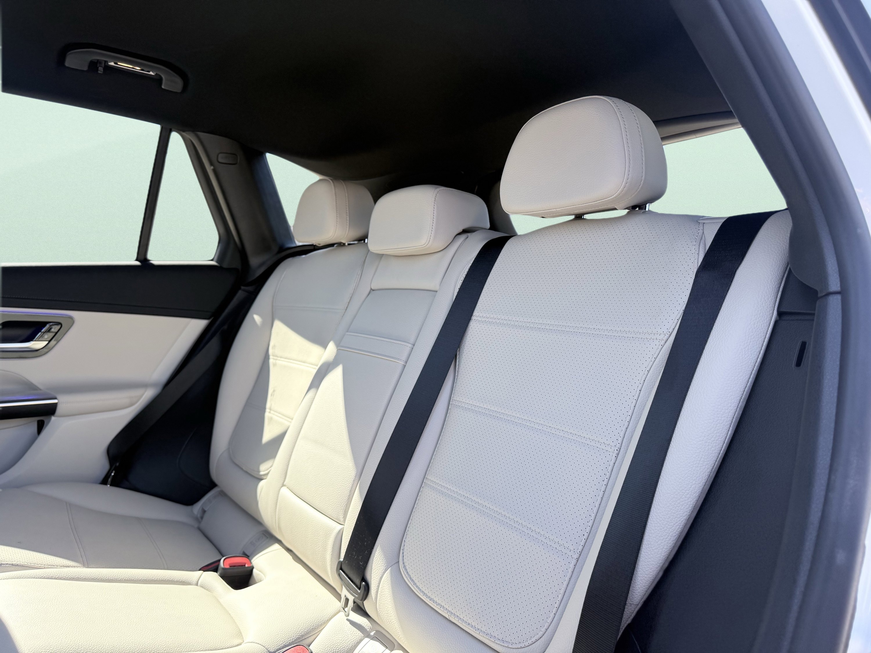 Used 2025 Mercedes-Benz GLC 300 4MATIC image 38