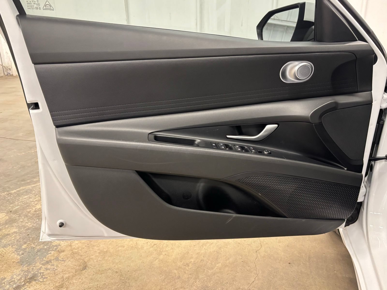 Certified 2025 Hyundai Elantra SE FWD image 11