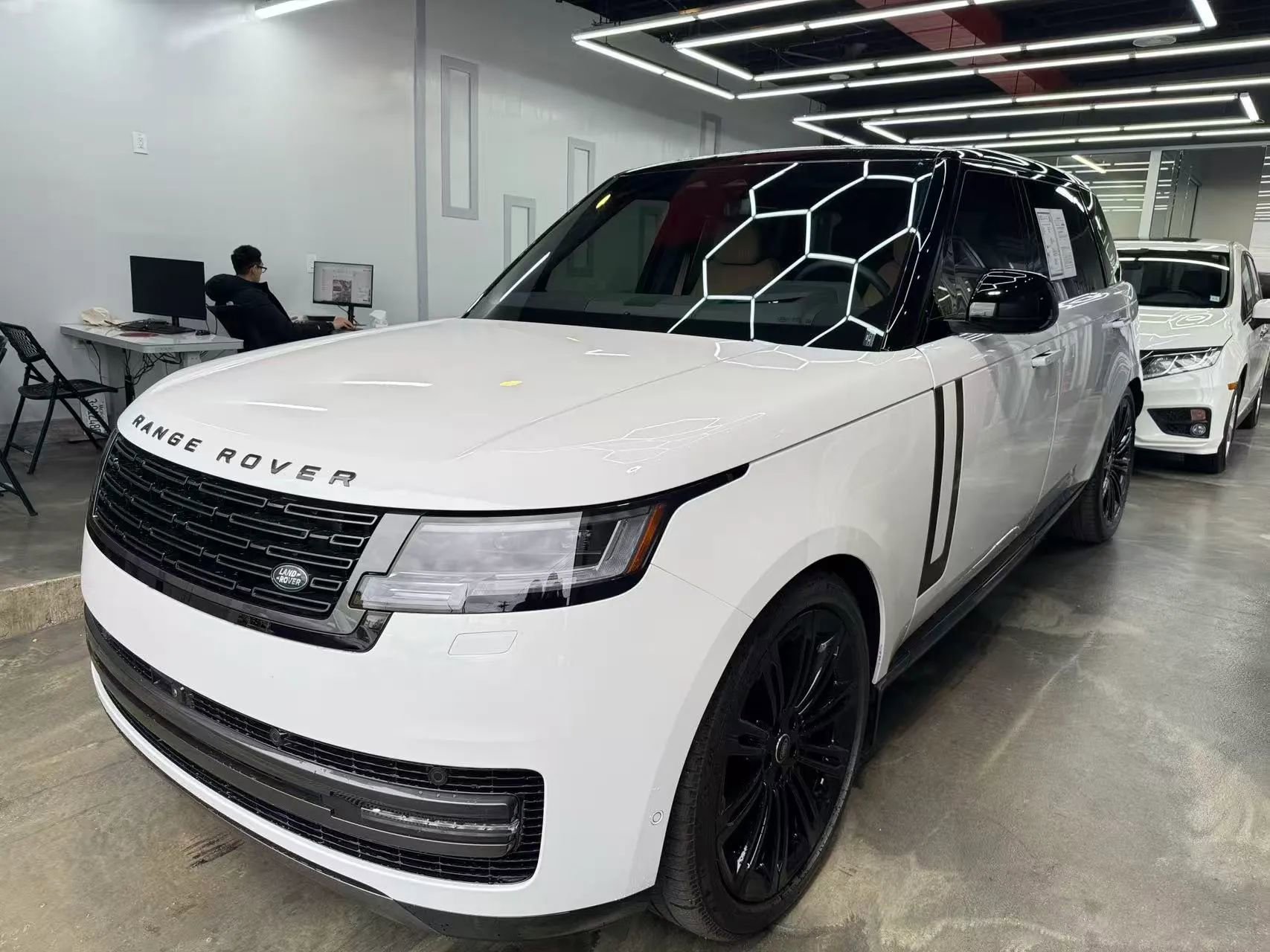 Used 2025 Land Rover Range Rover Long Wheelbase SE image 2