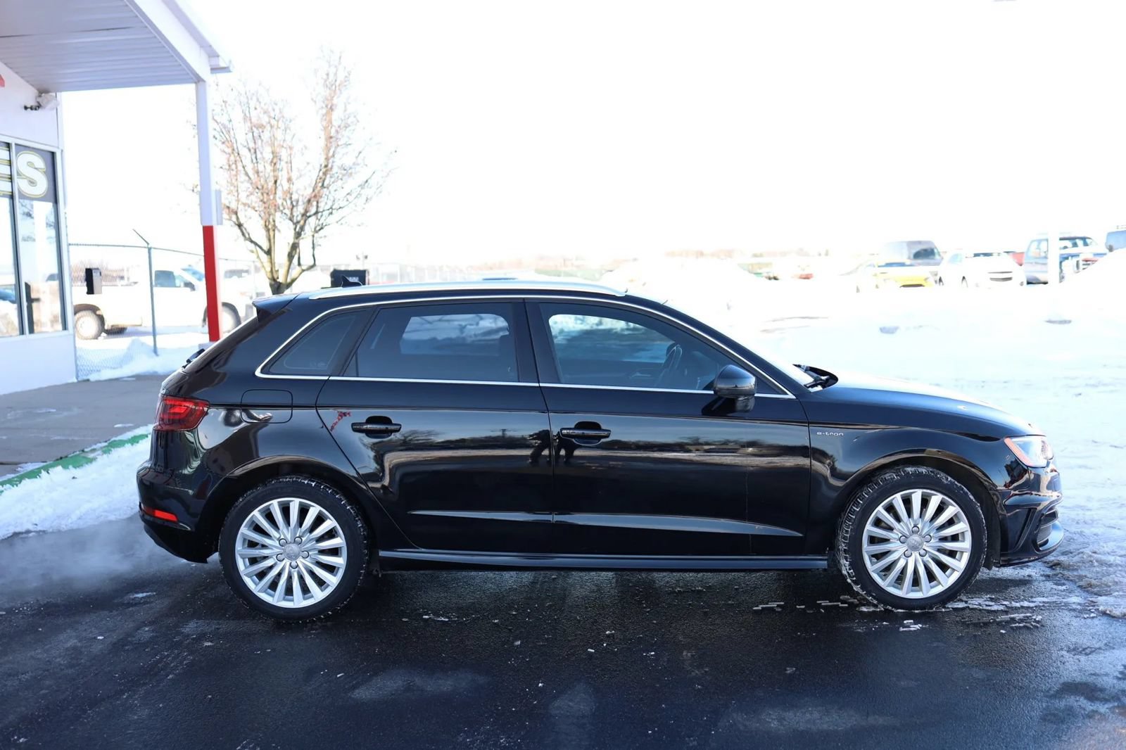 Used 2016 Audi A3 e-tron Premium Plus w/ Premium Plus Package FWD image 4