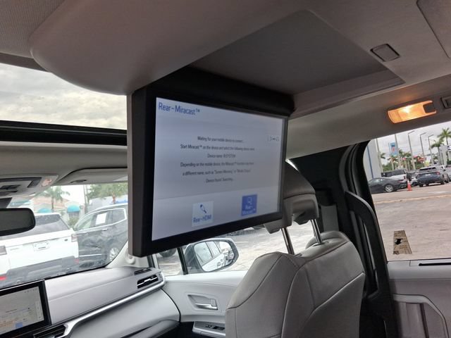 Used 2025 Toyota Sienna XLE w/ XLE Plus Package FWD image 7