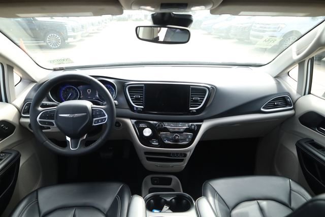 Used 2023 Chrysler Pacifica Touring-L image 11