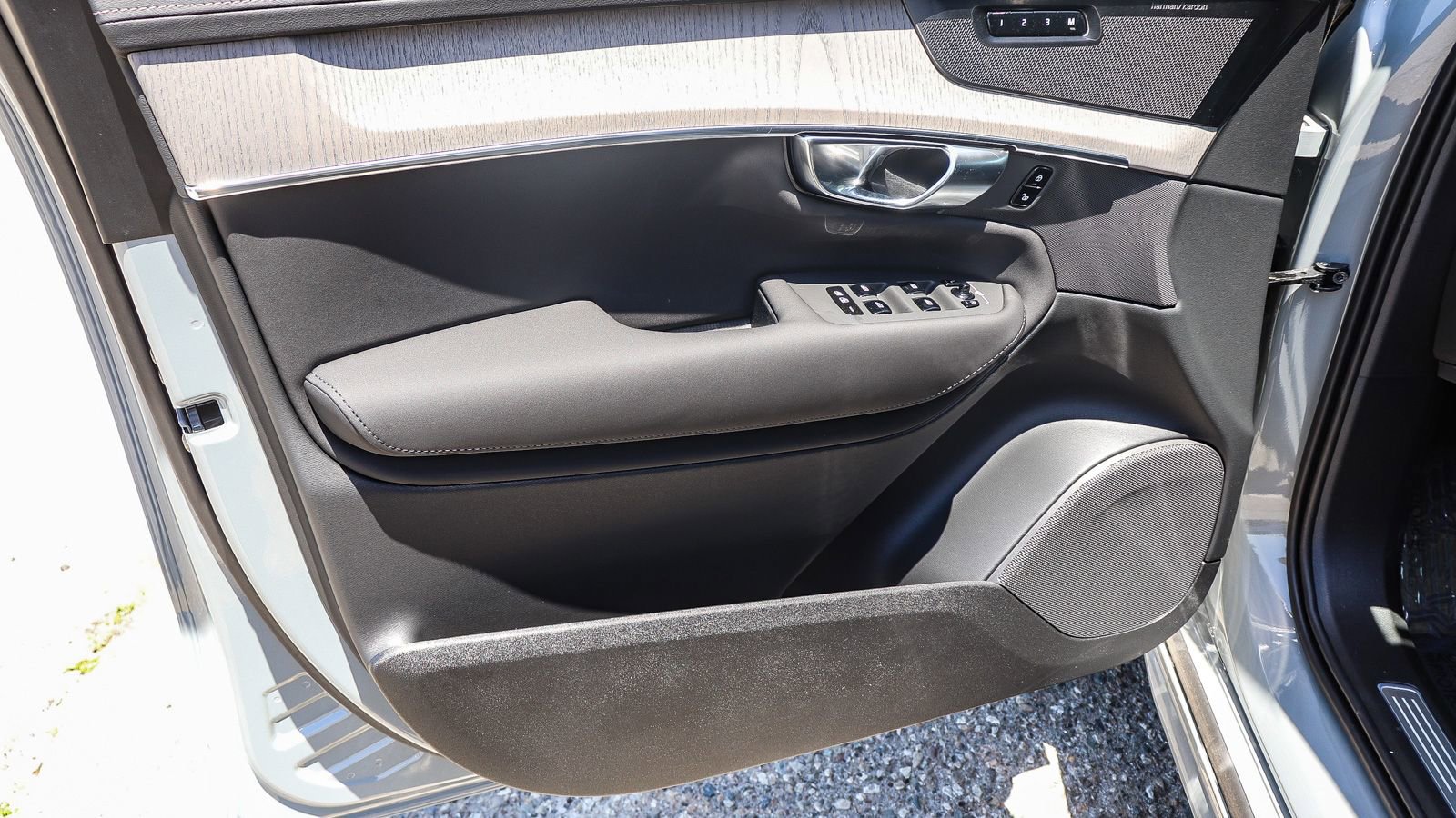 Used 2025 Volvo XC90 B6 Ultra w/ Protection Package Premier AWD/4WD image 23