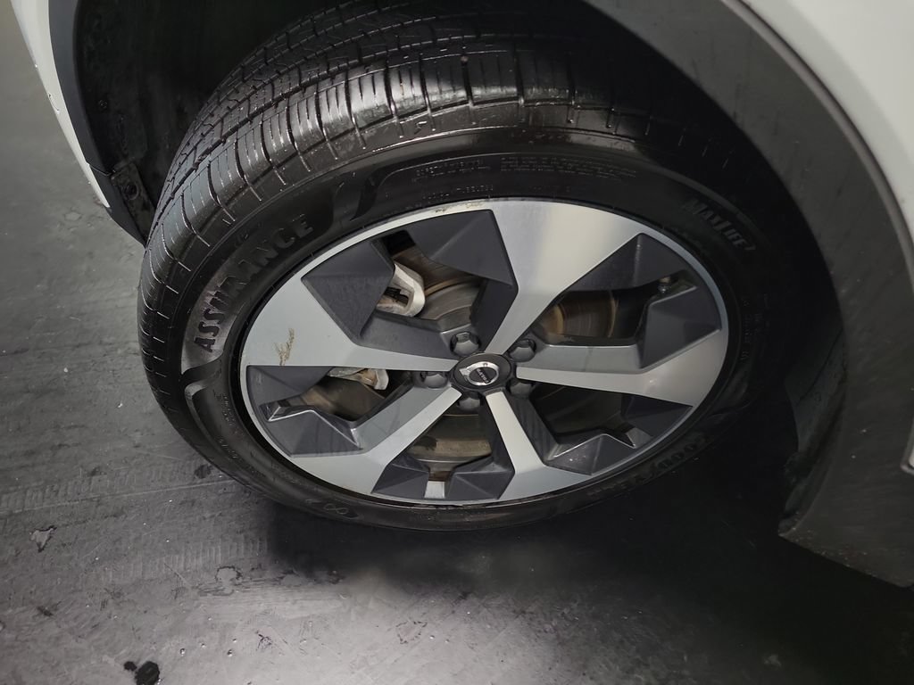 Used 2024 Volvo XC40 B5 Plus AWD/4WD image 13