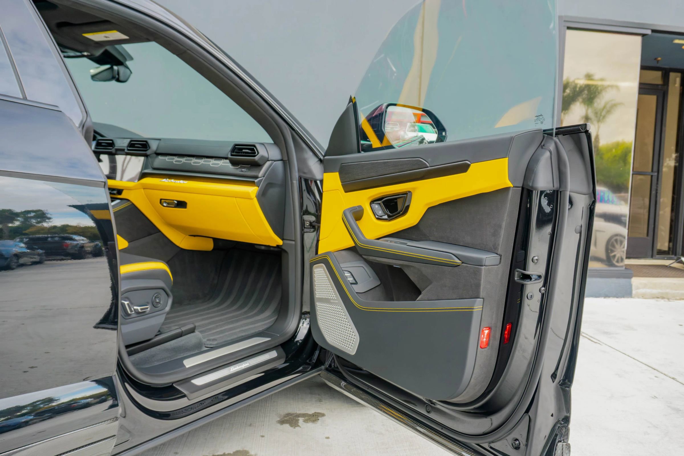 Used 2025 Lamborghini Urus SE image 70