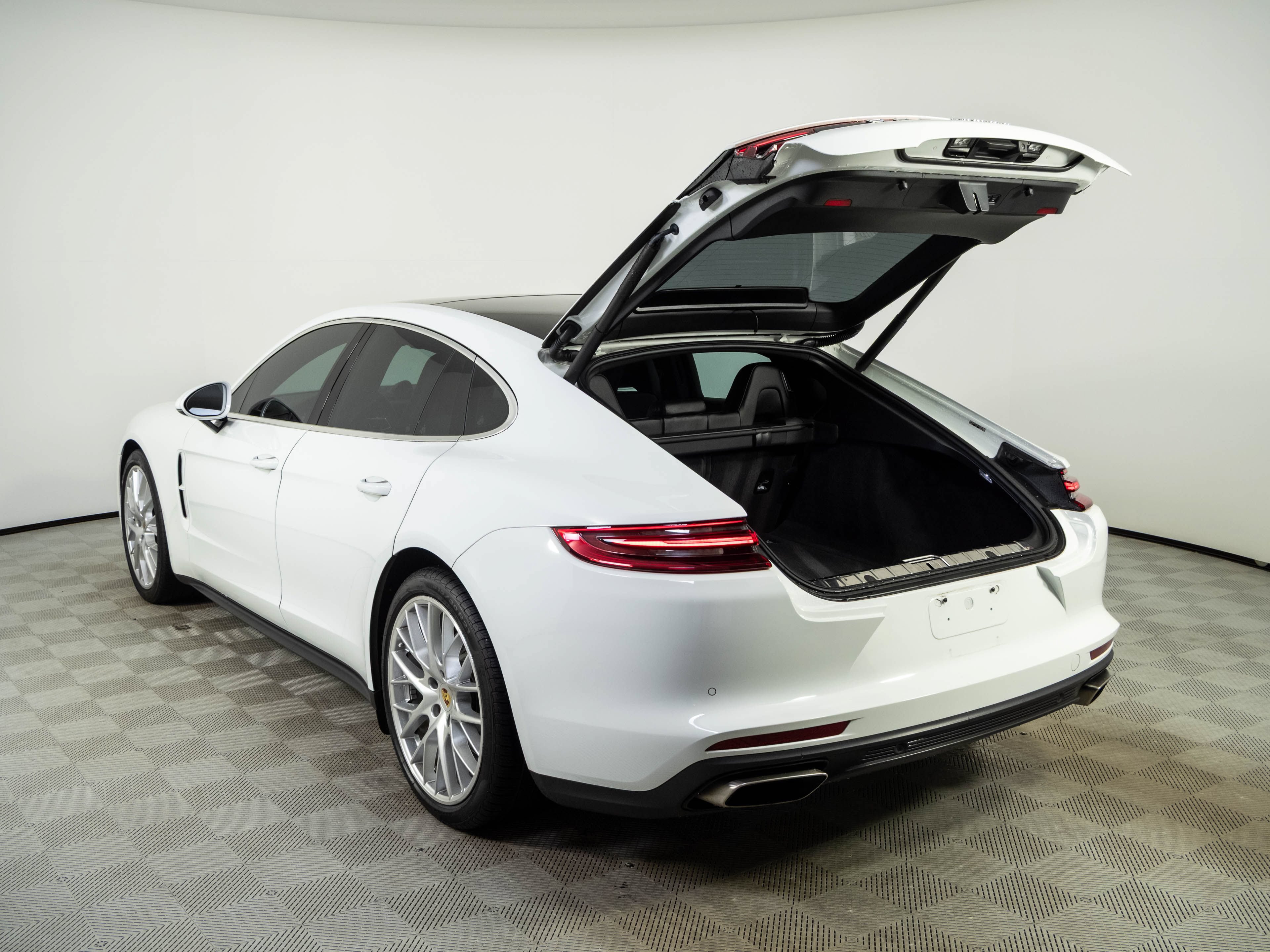 Used 2019 Porsche Panamera 4 AWD/4WD image 32