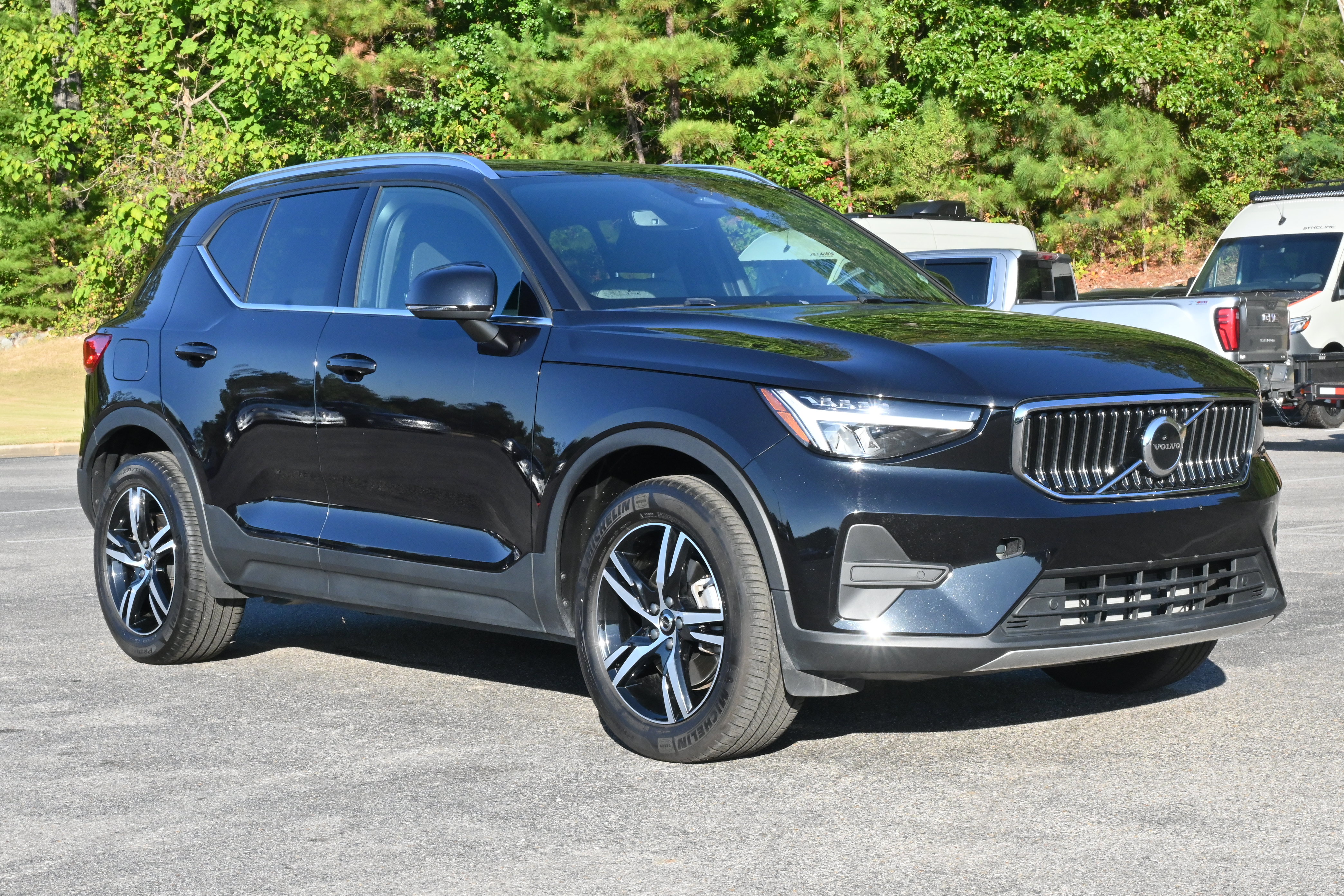Used 2025 Volvo XC40 B5 Core image 11