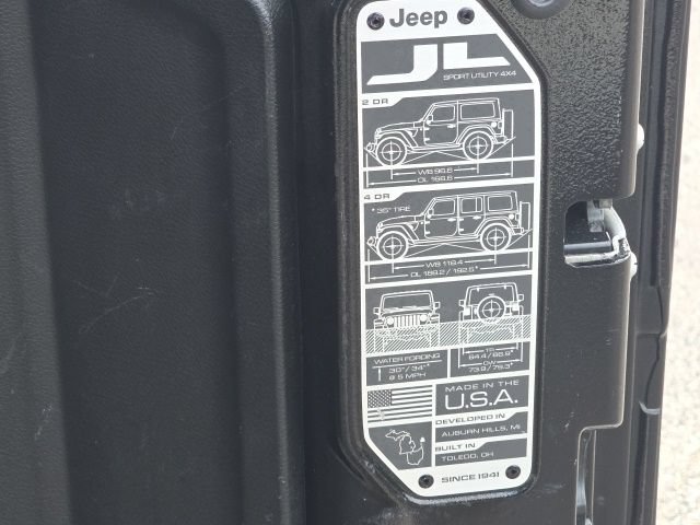 Used 2024 Jeep Wrangler Unlimited Sahara w/ Technology Group AWD/4WD image 34