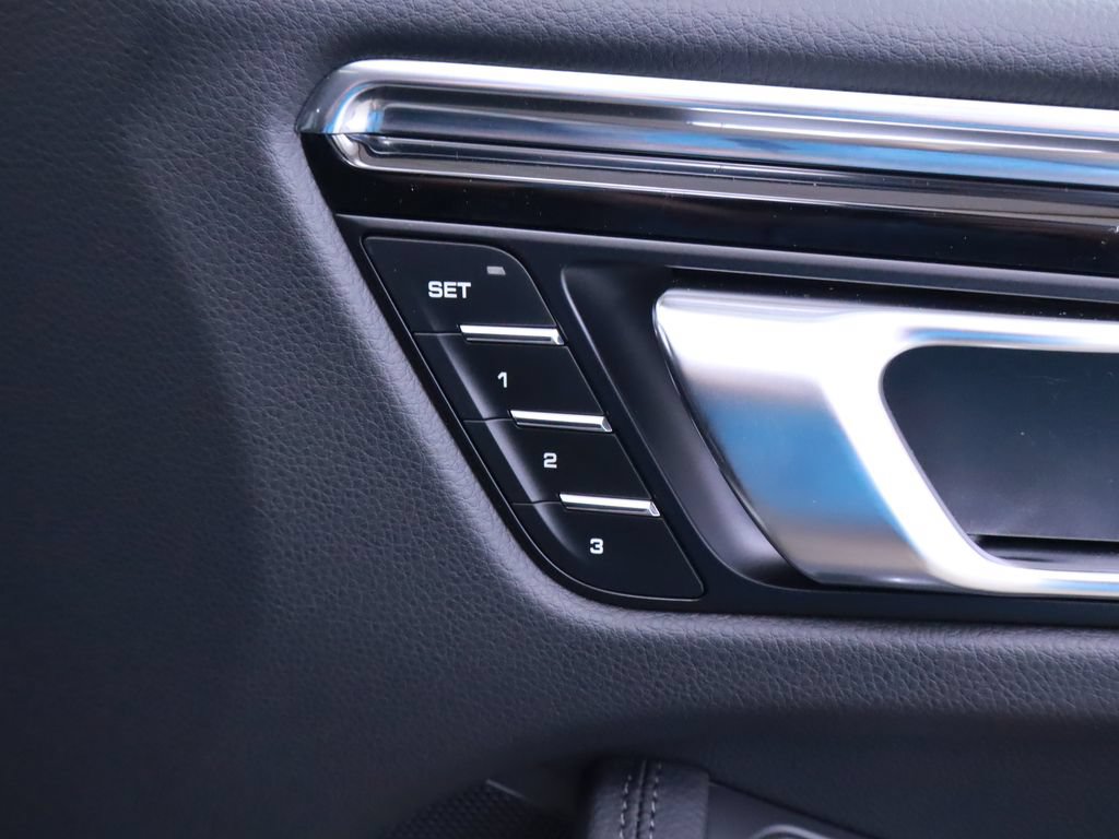 Certified 2025 Porsche Macan AWD/4WD image 24
