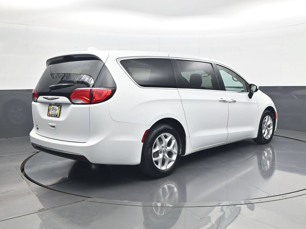 Used 2017 Chrysler Pacifica Touring Plus w/ Tire & Wheel Group FWD image 6
