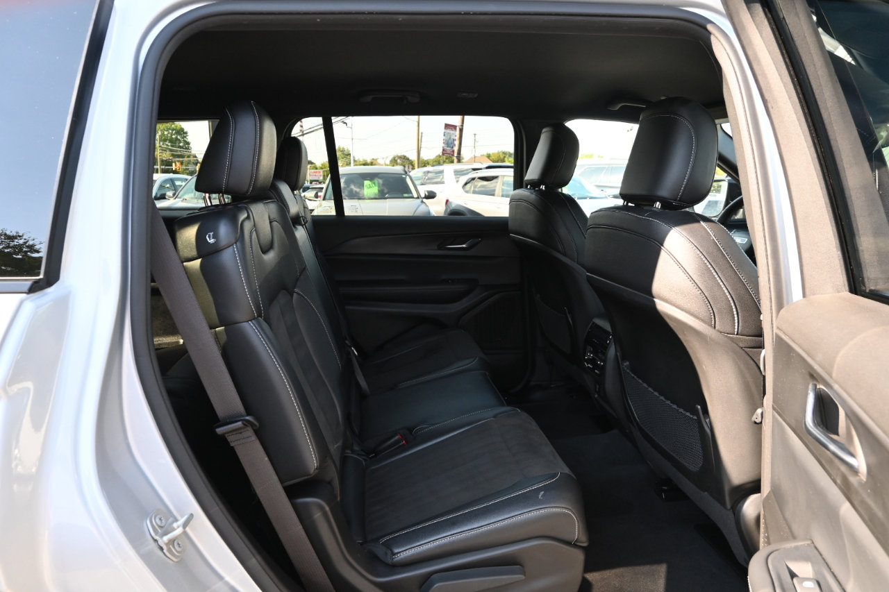 Used 2024 Jeep Grand Cherokee L Laredo image 35