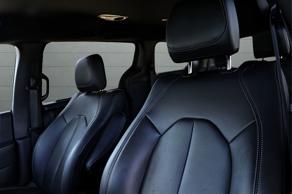 Used 2025 Chrysler Pacifica Select image 2