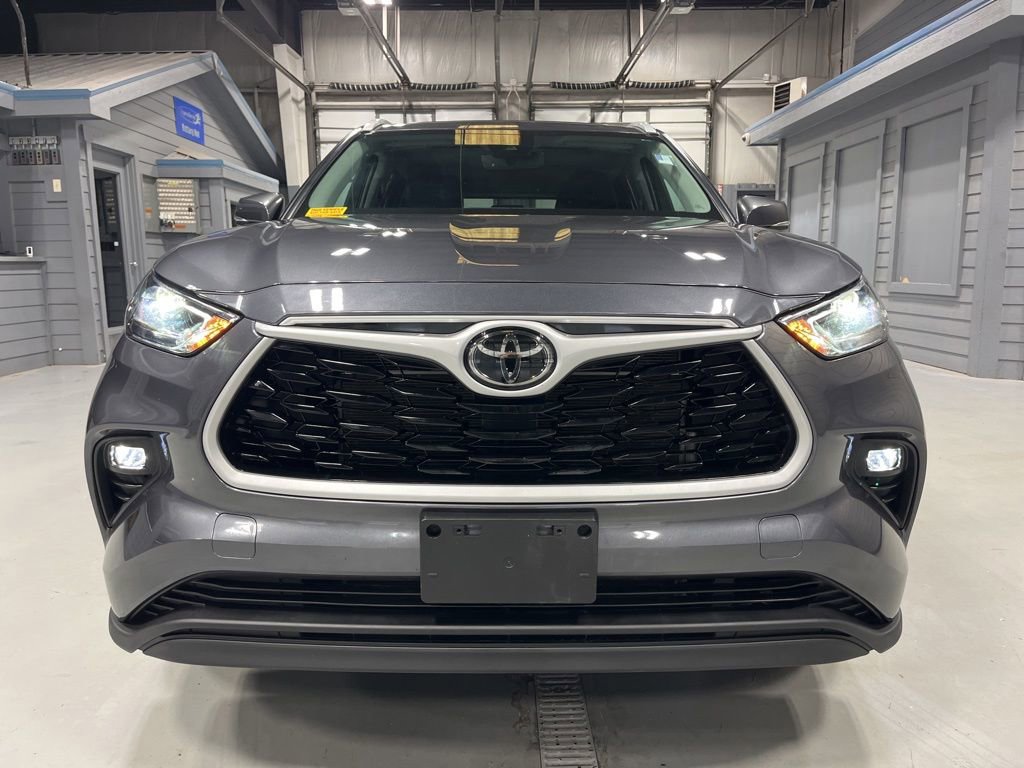 Used 2023 Toyota Highlander XLE AWD/4WD image 4