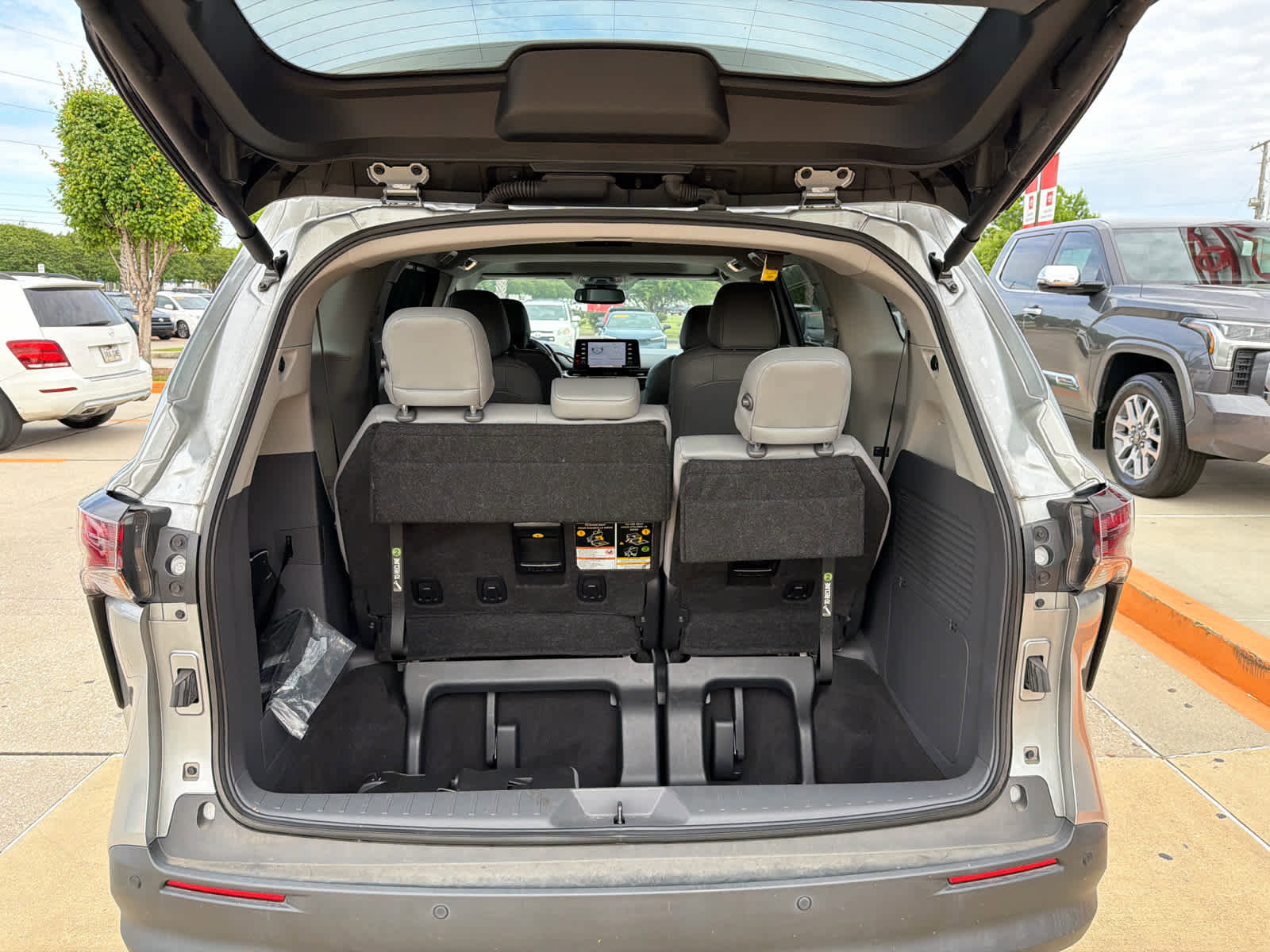 Used 2024 Toyota Sienna XLE FWD image 21