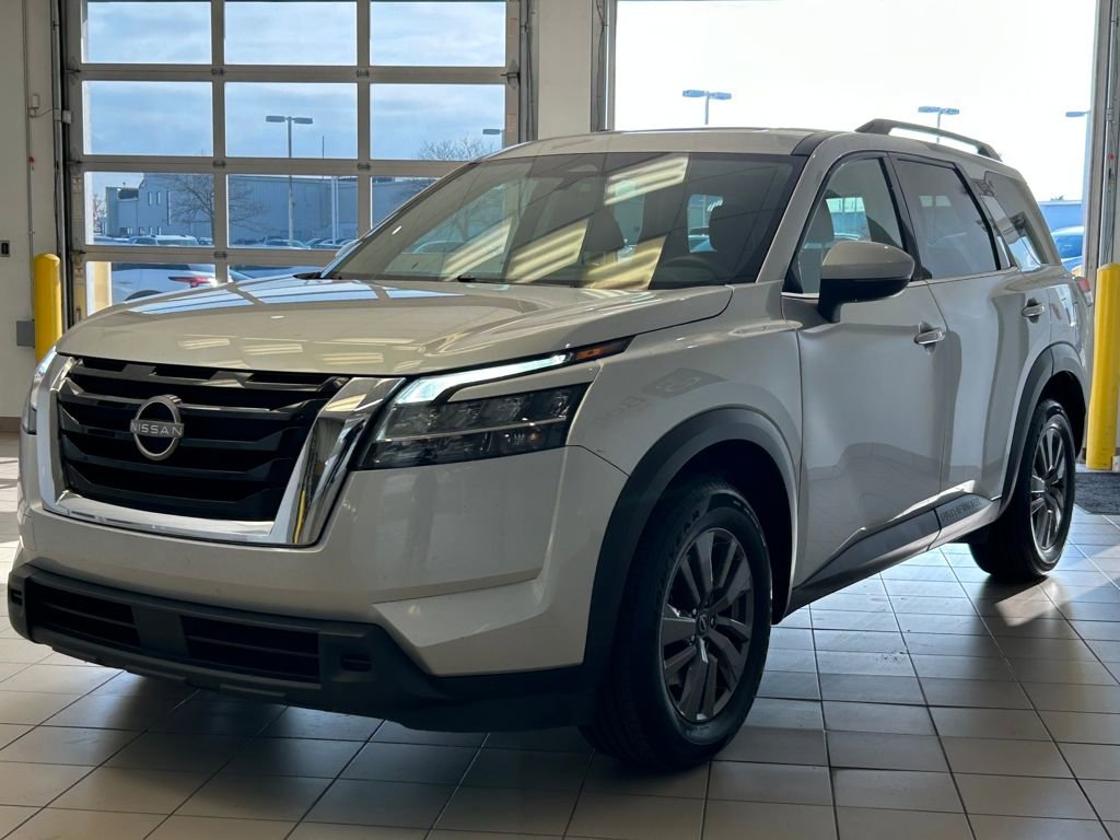 Used 2022 Nissan Pathfinder SV w/ SV Premium Package image 3