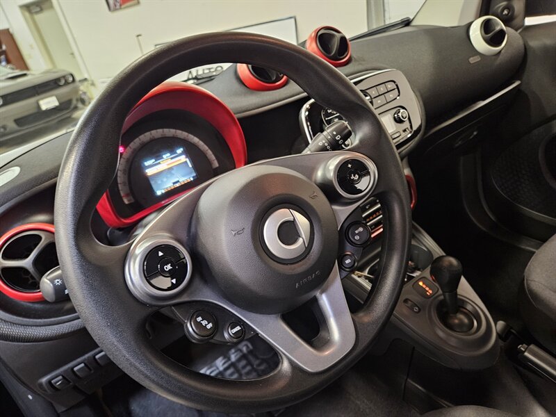 Used 2017 smart fortwo pure RWD image 26