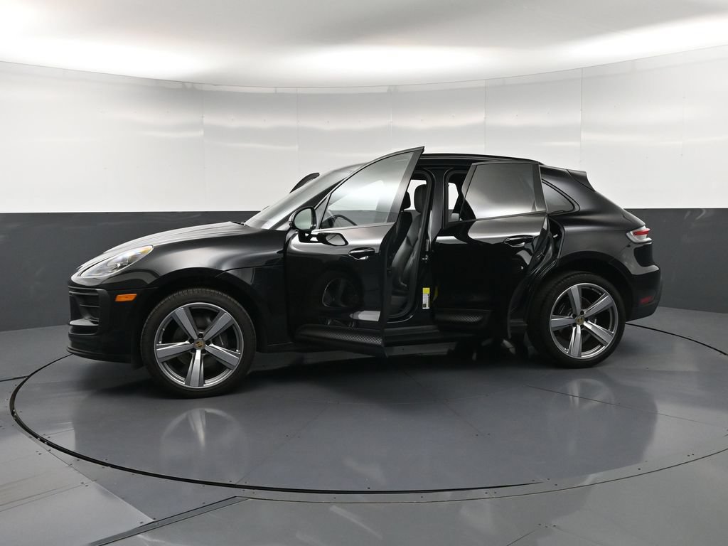 Certified 2024 Porsche Macan AWD/4WD image 35