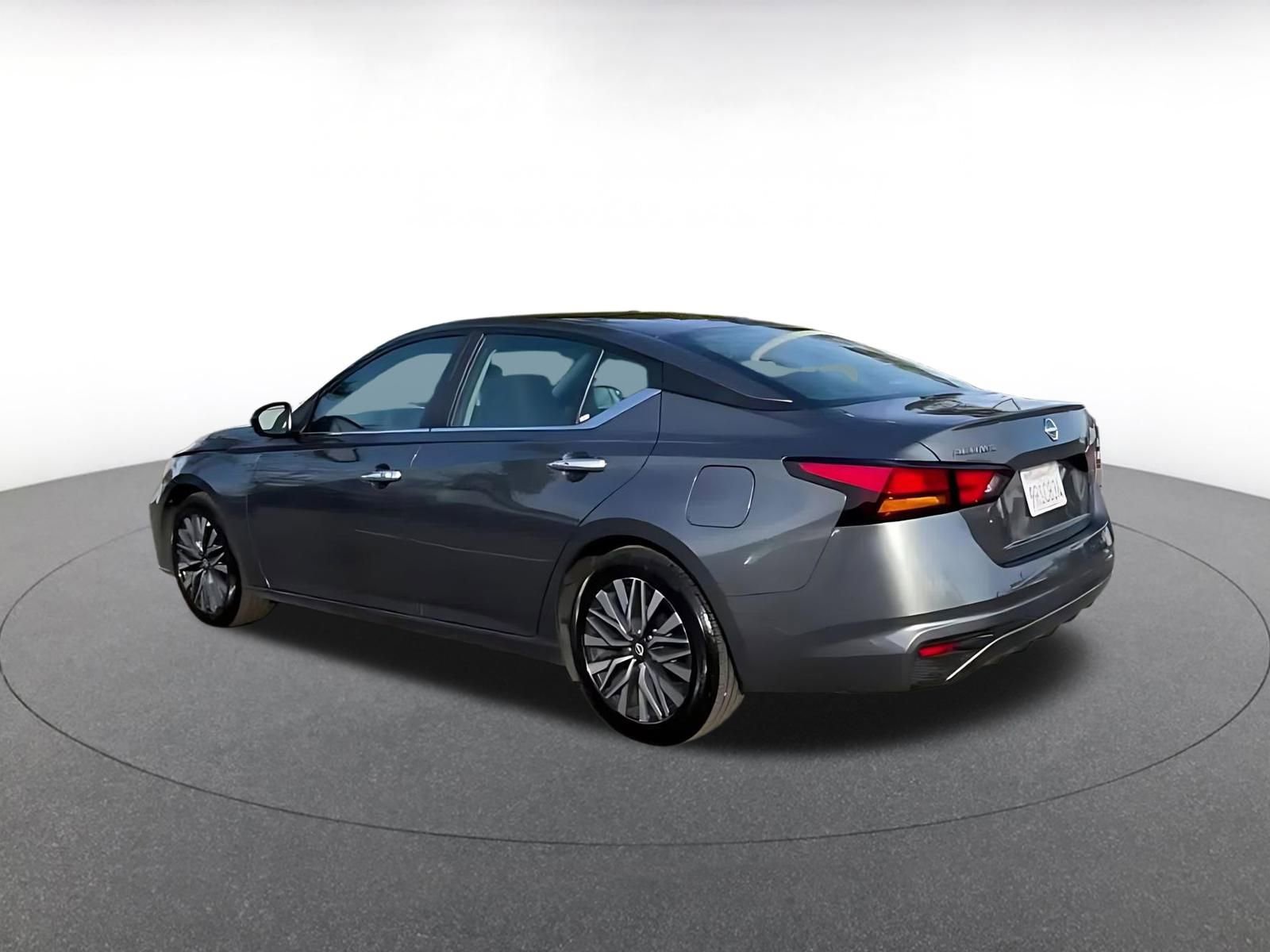 Used 2025 Nissan Altima 2.5 SV image 8