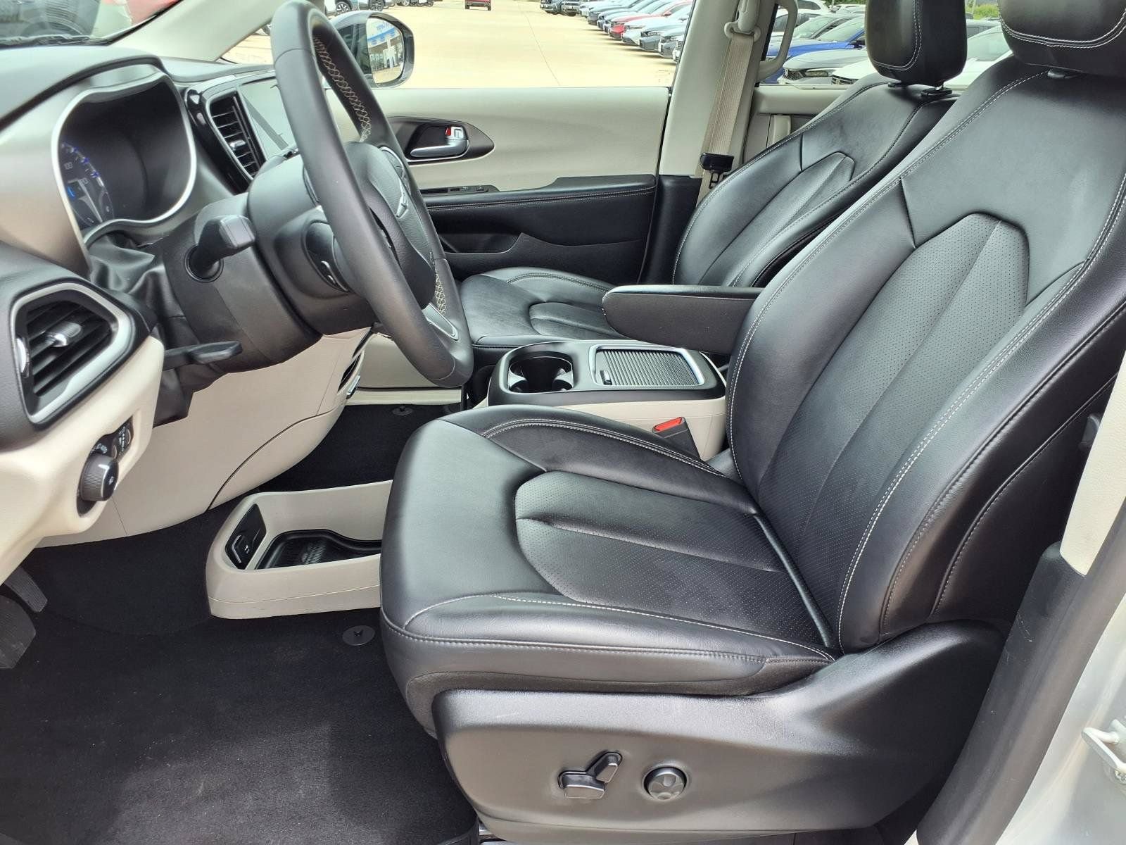 Used 2024 Chrysler Pacifica Touring-L FWD image 23