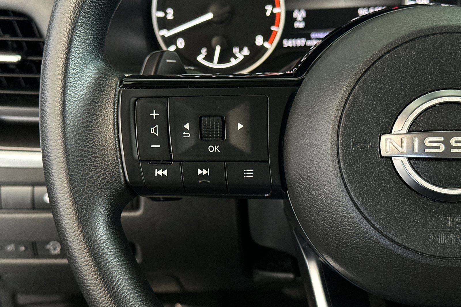 Used 2023 Nissan Rogue SV FWD image 31