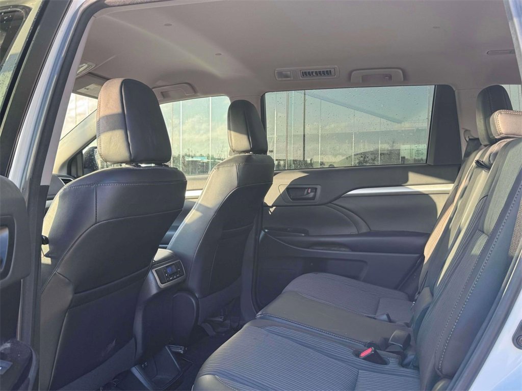 Used 2018 Toyota Highlander LE image 18