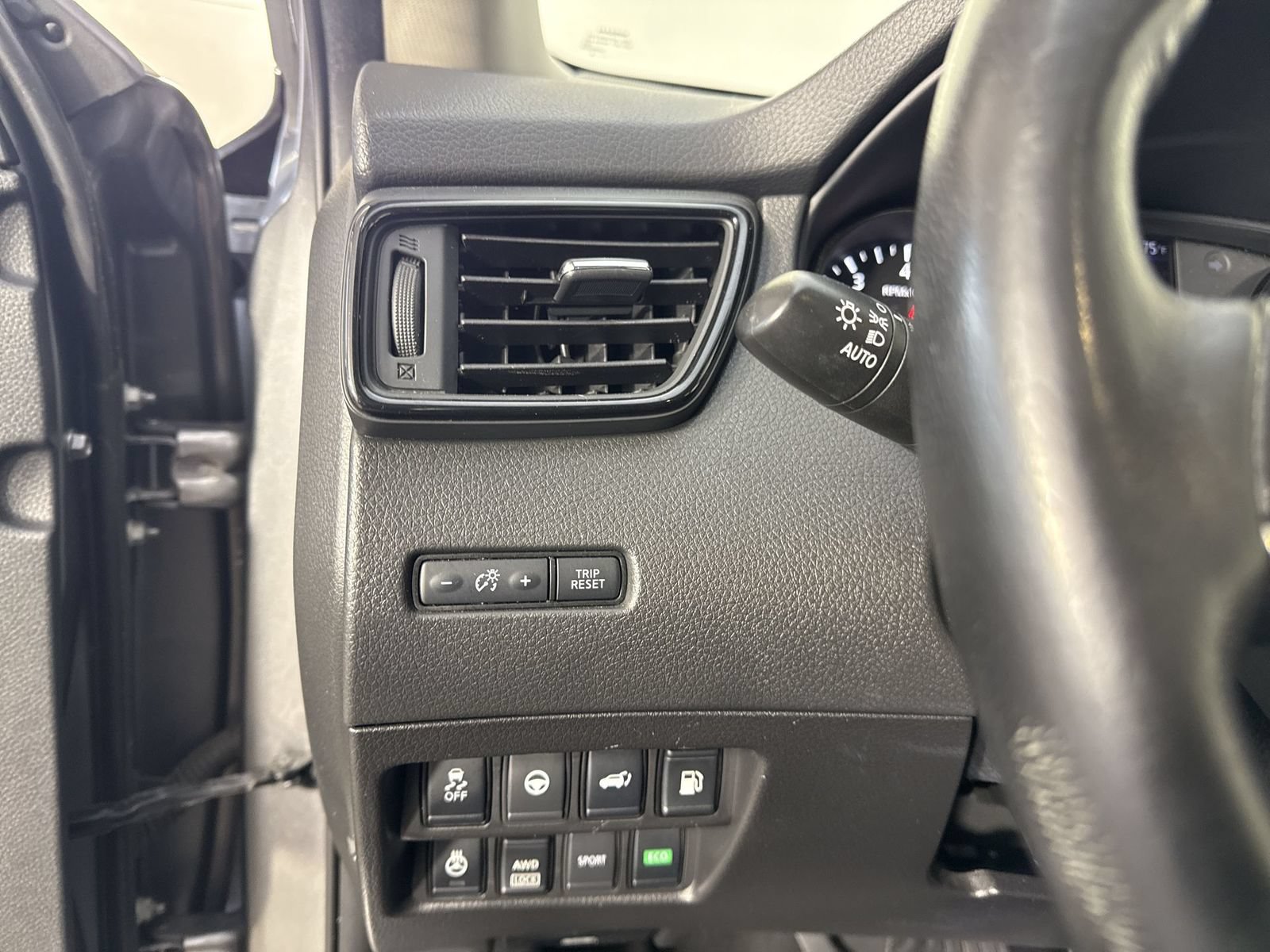 Used 2019 Nissan Rogue SV w/ Sun & Sound Touring Package AWD/4WD image 15