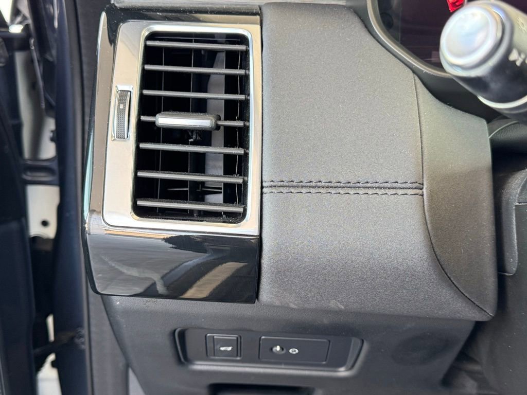 Used 2020 Land Rover Discovery HSE image 41