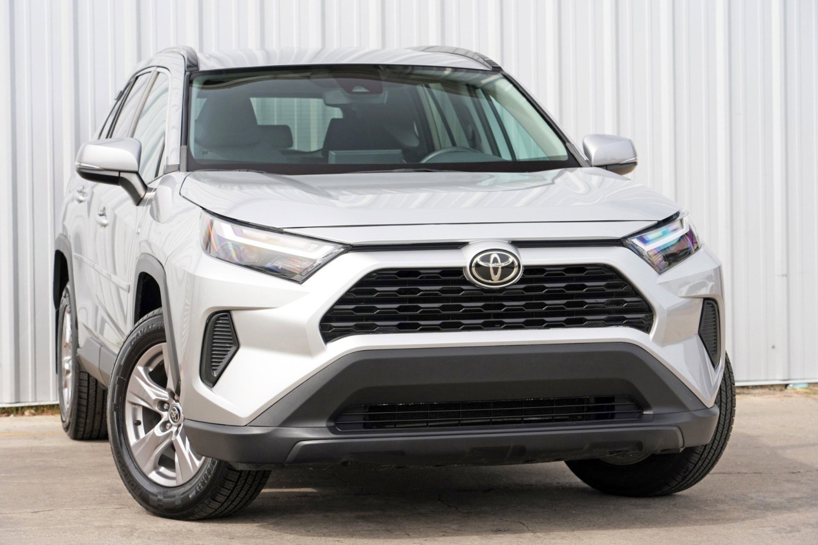 Used 2022 Toyota RAV4 XLE image 2