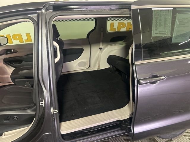 Used 2023 Chrysler Voyager LX FWD image 12