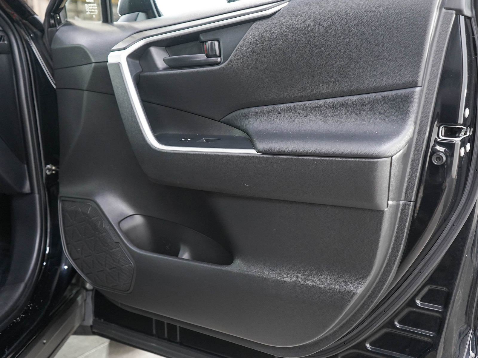 Used 2021 Toyota RAV4 SE w/ Weather & Moonroof Package AWD/4WD image 9