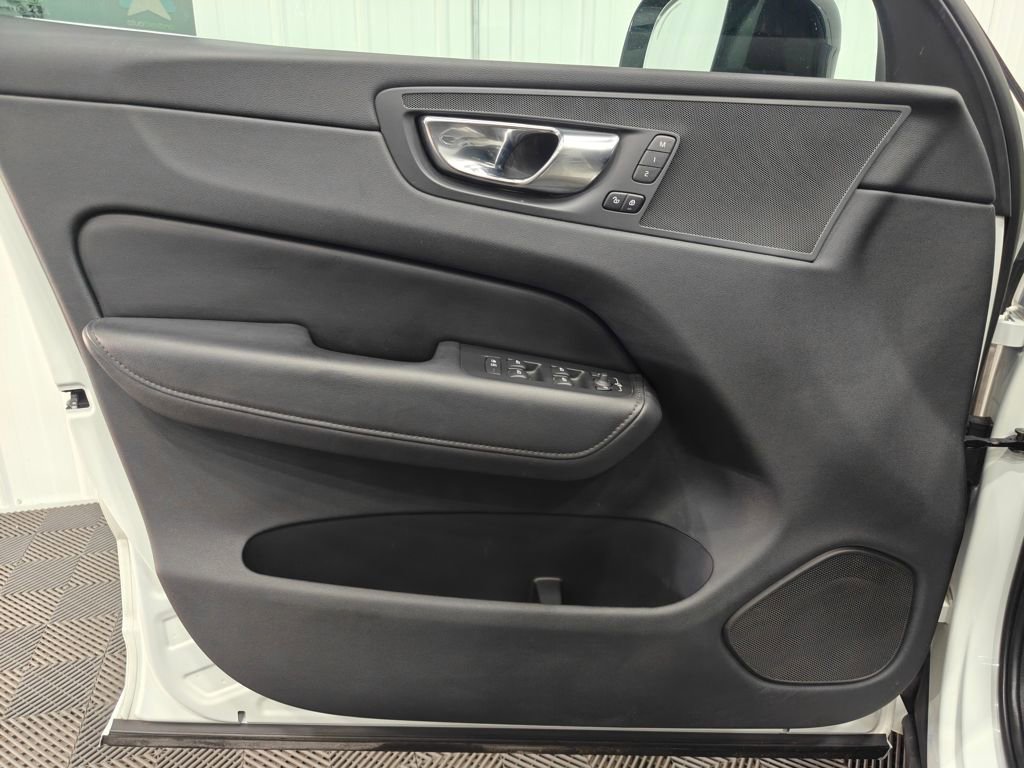 Used 2023 Volvo XC60 B5 Plus image 39