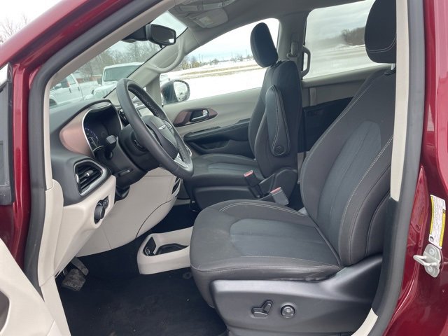 Used 2023 Chrysler Voyager LX image 12