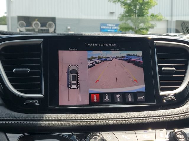 New 2027 Chrysler Pacifica Limited w/ Family Tech Group AWD/4WD image 28