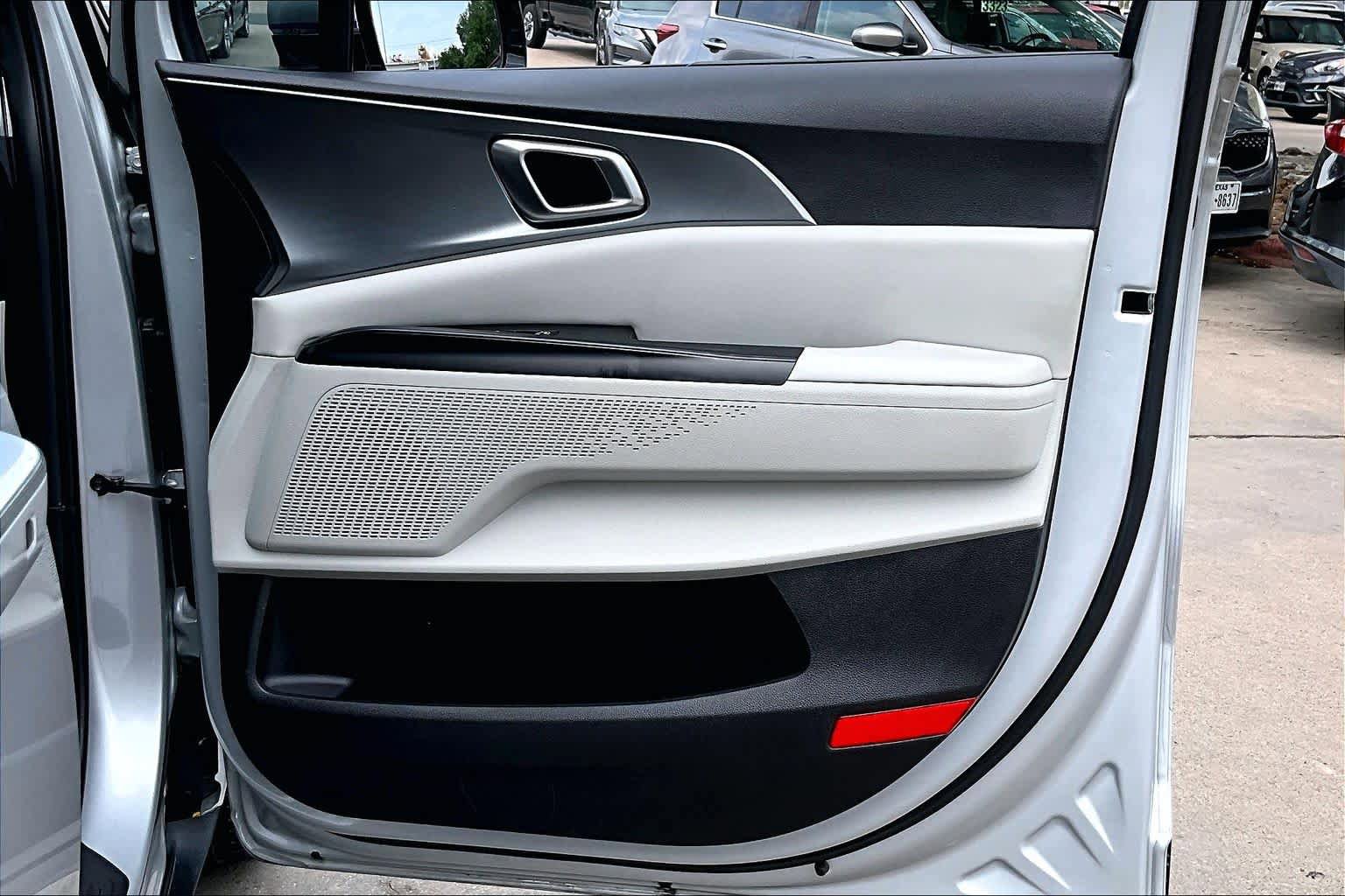 Used 2023 Kia Carnival LX FWD image 22